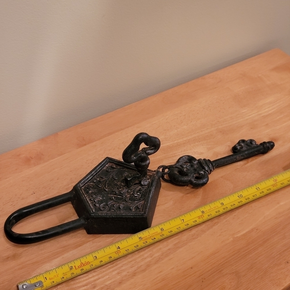 DECORATIVE Antique Style Heavy Cast Iron Hook with Hanging Key - Picture 8 of 15